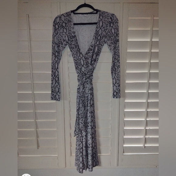 Good American snake print wrap around long sleeve dress - Picture 2 of 8